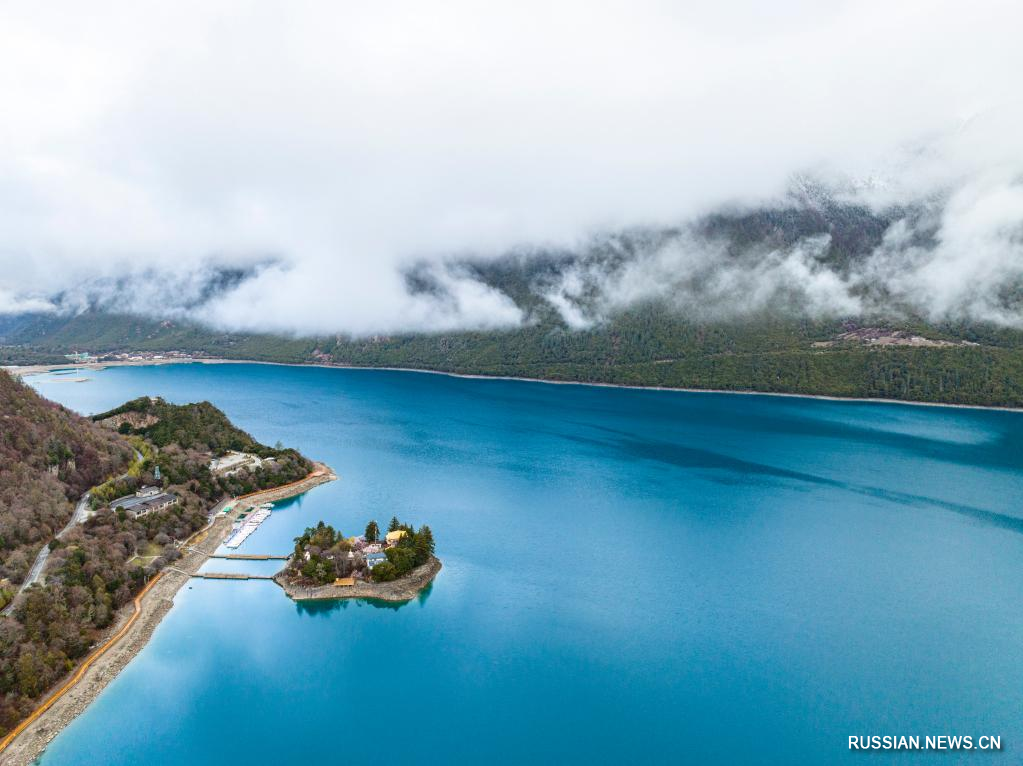 Озеро Басунцо в тумане