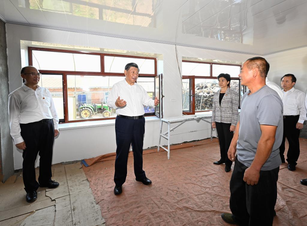 Си Цзиньпин навестил жителей пострадавшей от наводнений деревни в провинции Хэйлунцзян на северо-востоке Китая