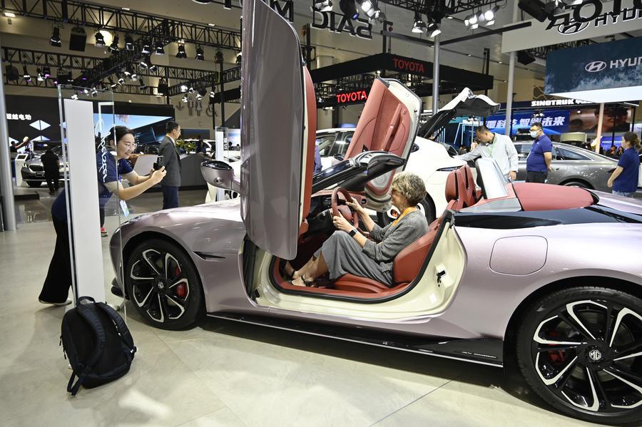 с 7 по 9 декабря в Хайкоу проходит Всемирный конгресс по развитию автомобилей на новых источниках энергии-2023. /Фото: Синьхуа/