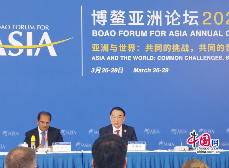 На фото: генеральный секретарь БАФ Ли Баодун на пресс-конференции.