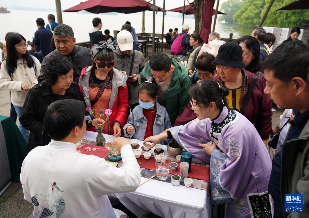 Дегустация чая и любование красотой озера Сиху из беседки в г. Ханчжоу Дегустация чая и любование красотой озера Сиху из беседки в г. Ханчжоу