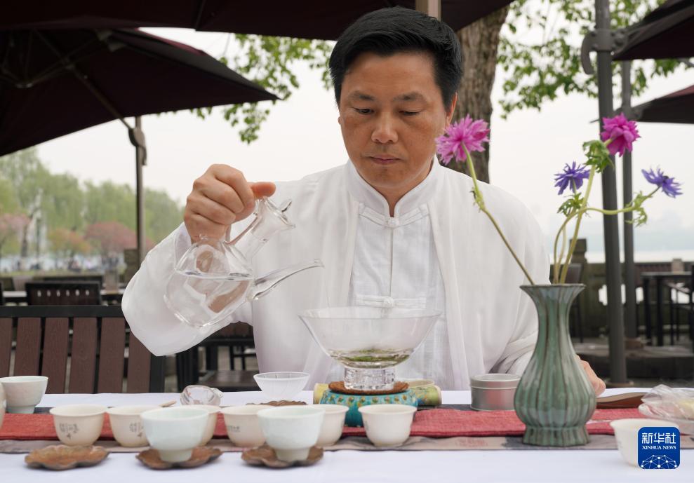 Дегустация чая и любование красотой озера Сиху из беседки в г. Ханчжоу