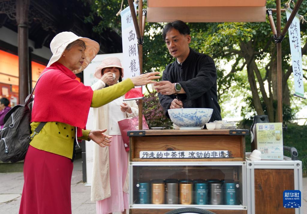 Дегустация чая и любование красотой озера Сиху из беседки в г. Ханчжоу Дегустация чая и любование красотой озера Сиху из беседки в г. Ханчжоу