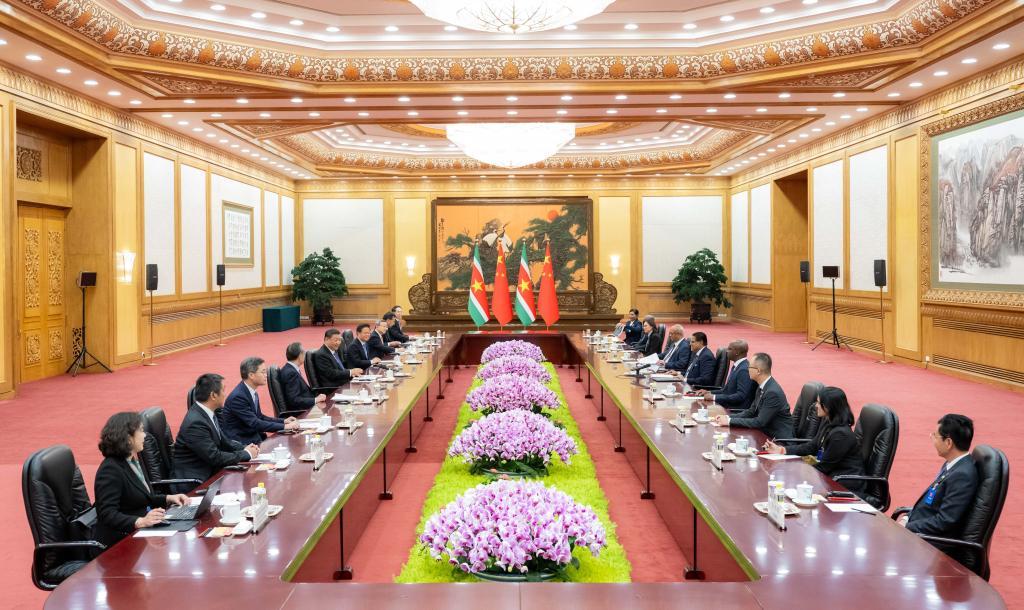 Си Цзиньпин провел переговоры с президентом Суринама 