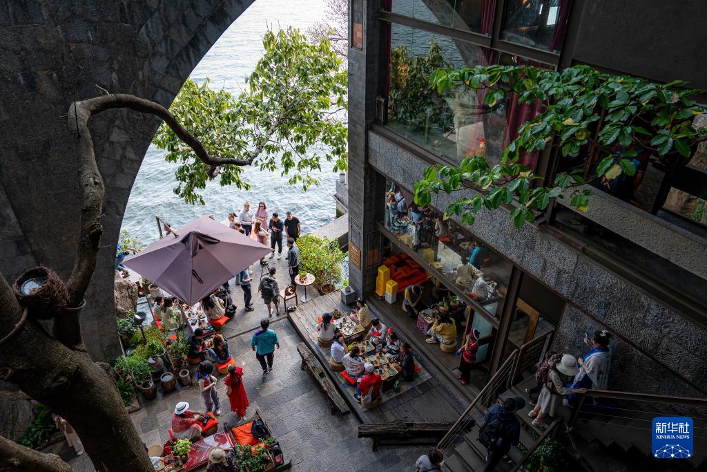 В г. Дали провинции Юньнань продолжает «подогреваться» рынок культурного туризма 