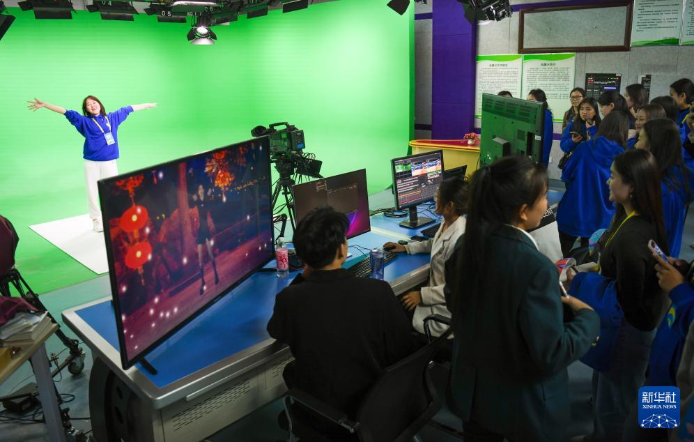 В Синьцзяне открылся весенний лагерь «Мост китайского языка» 