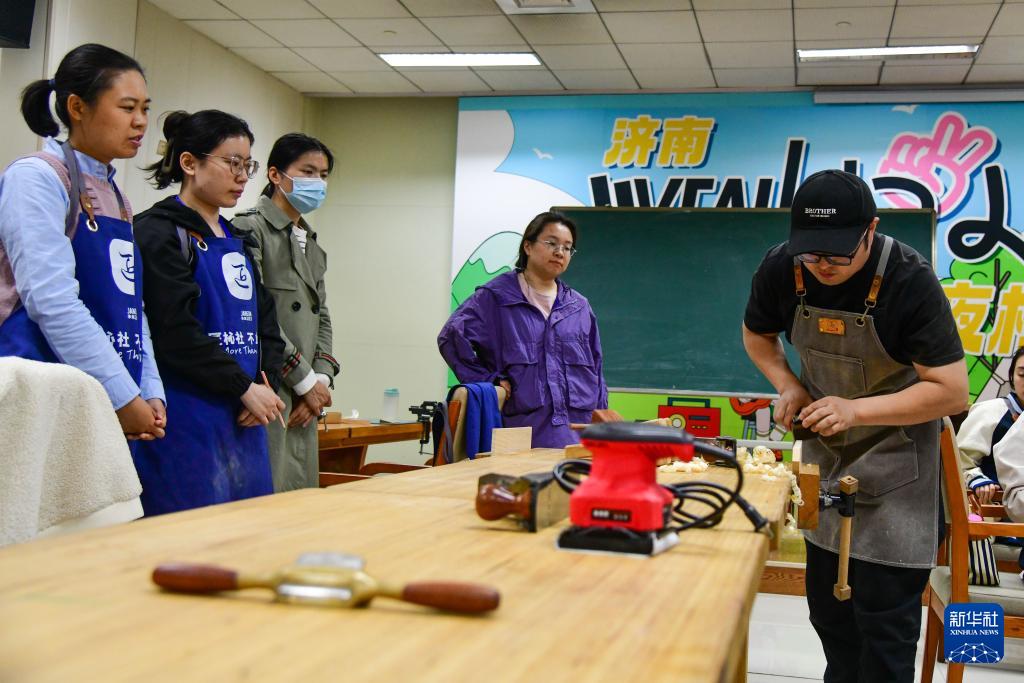 Вечерняя школа набирает популярность среди горожан Цзинаня в провинции Шаньдун
