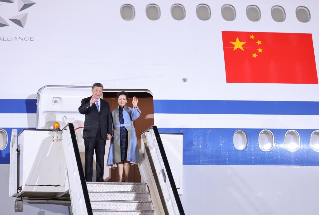Си Цзиньпин прибыл с государственным визитом в Сербию