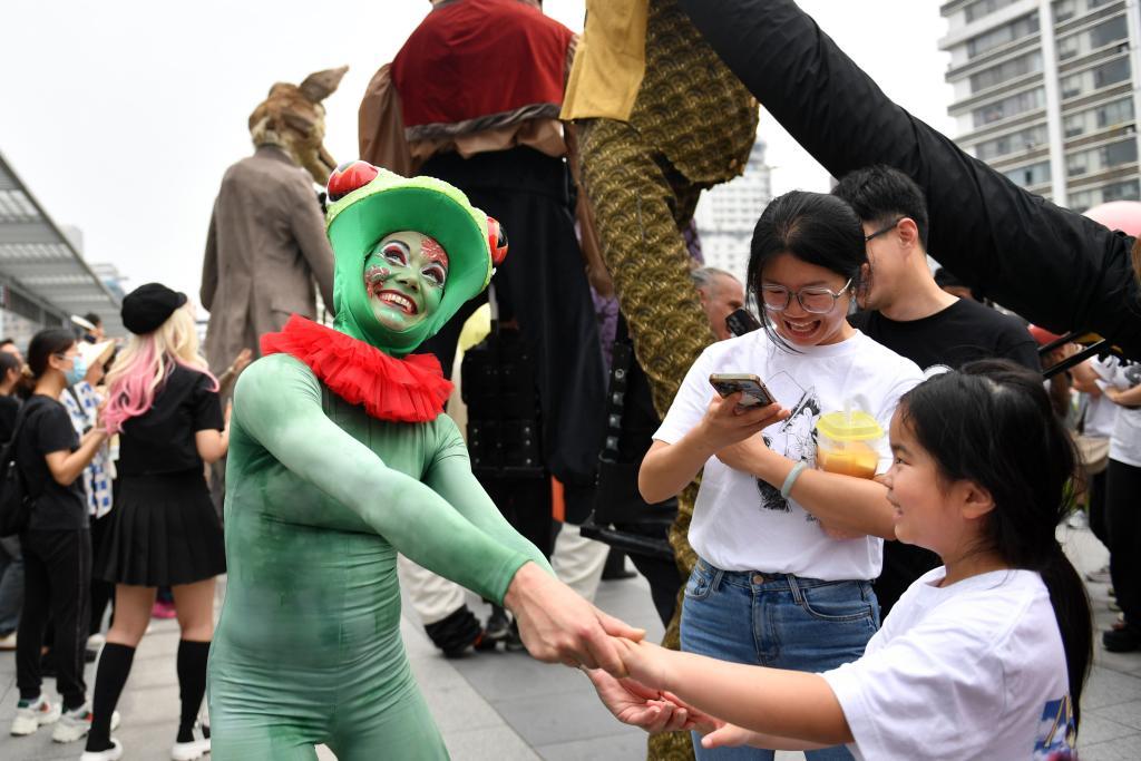 В городе Чанша был поставлен кукольный спектакль "Басни Лафонтена"