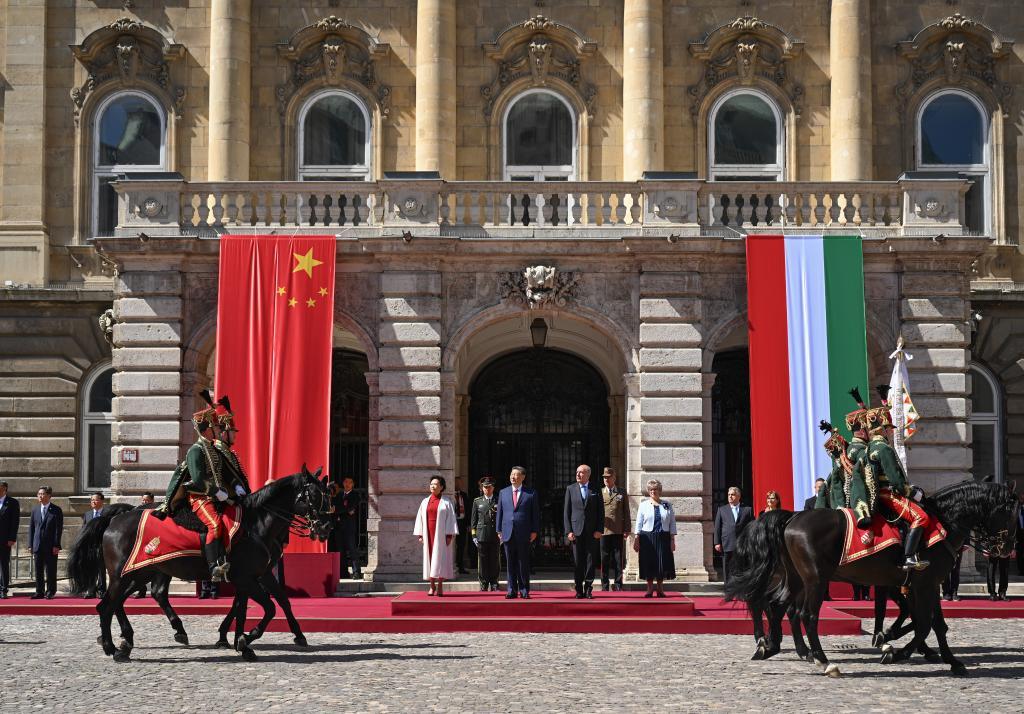 Си Цзиньпин принял участие в приветственной церемонии, организованной президентом Венгрии Т. Шуйоком и премьер-министром В. Орбаном