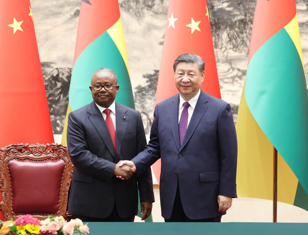 Си Цзиньпин провел переговоры с президентом Гвинеи-Бисау Умару Сисоку Эмбало 