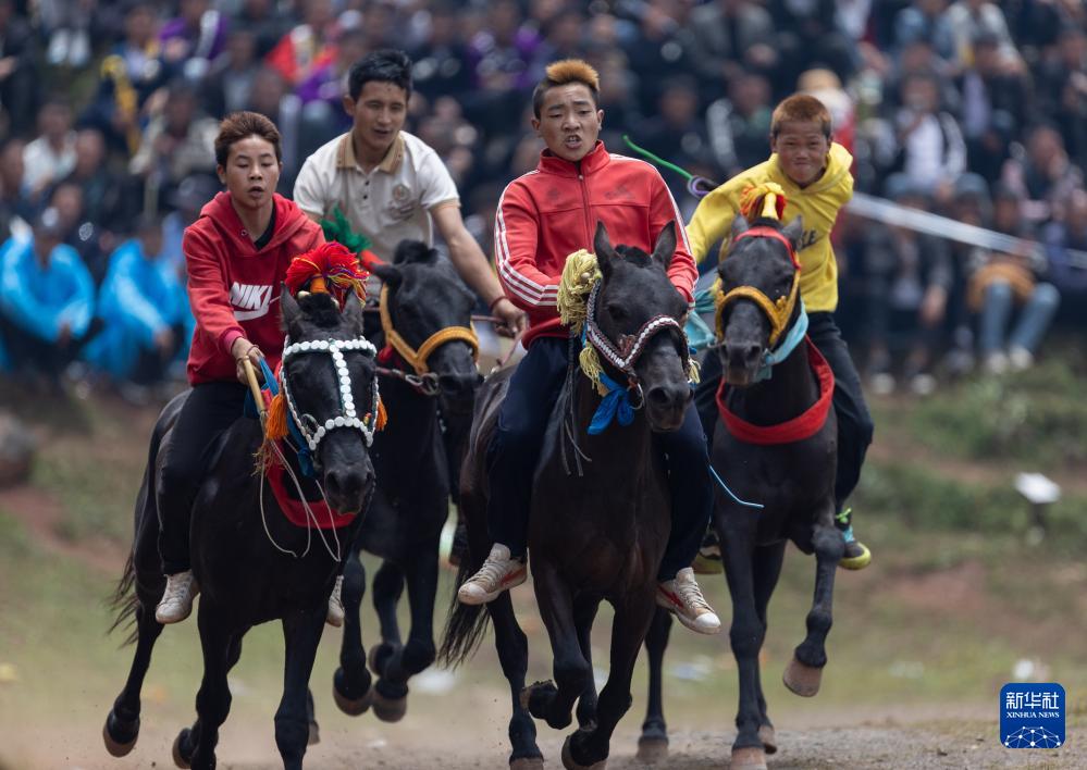 Насыщенные мероприятия на Празднике факелов в уезде Буто провинции Сычуань