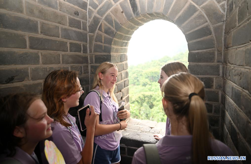 Дети и подростки из разных стран совершили совместное восхождение на Великую Китайскую стену