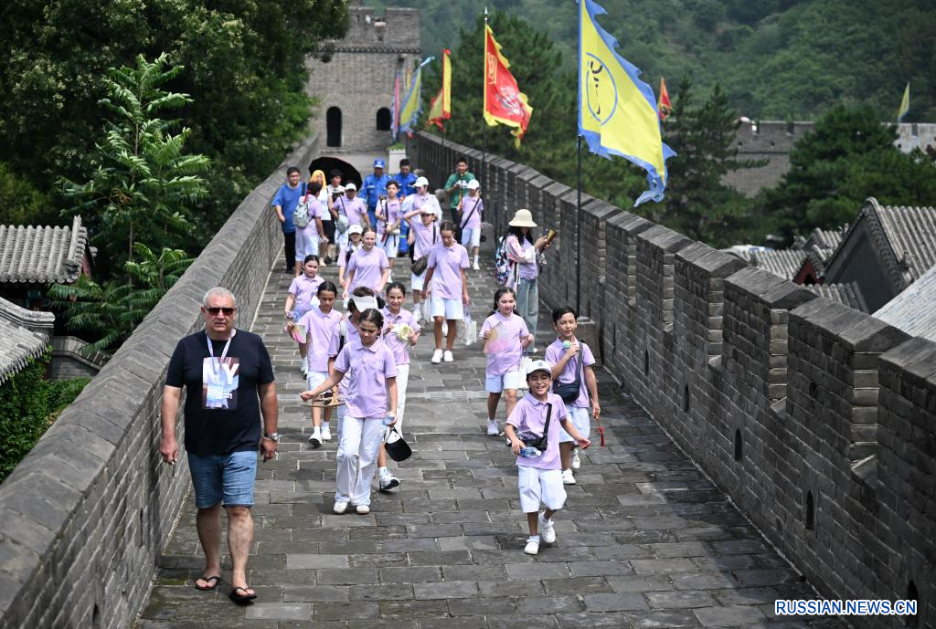 Дети и подростки из разных стран совершили совместное восхождение на Великую Китайскую стену
