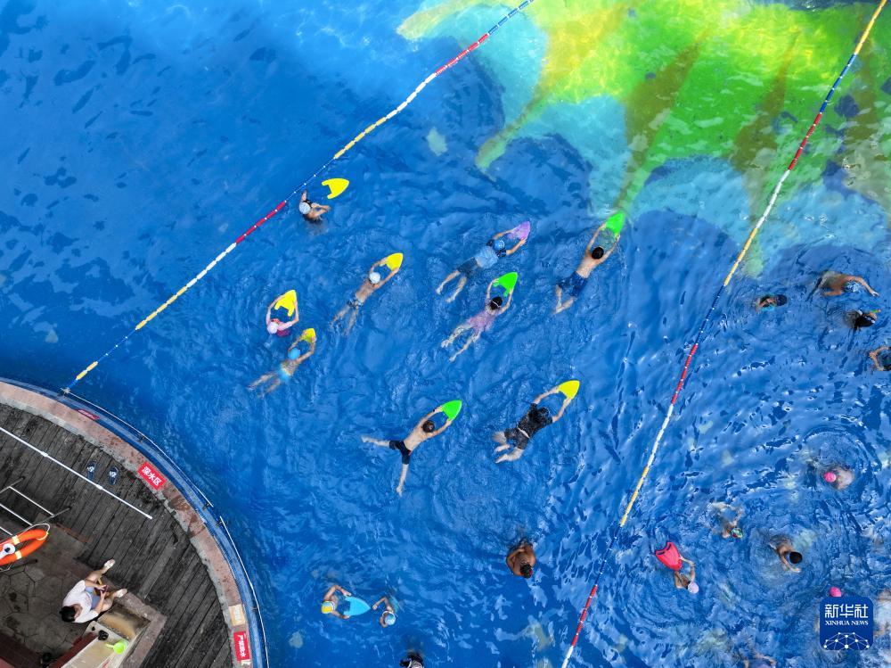 В городе Люян провинции Хунань проходят летние общественные занятия по плаванию для детей