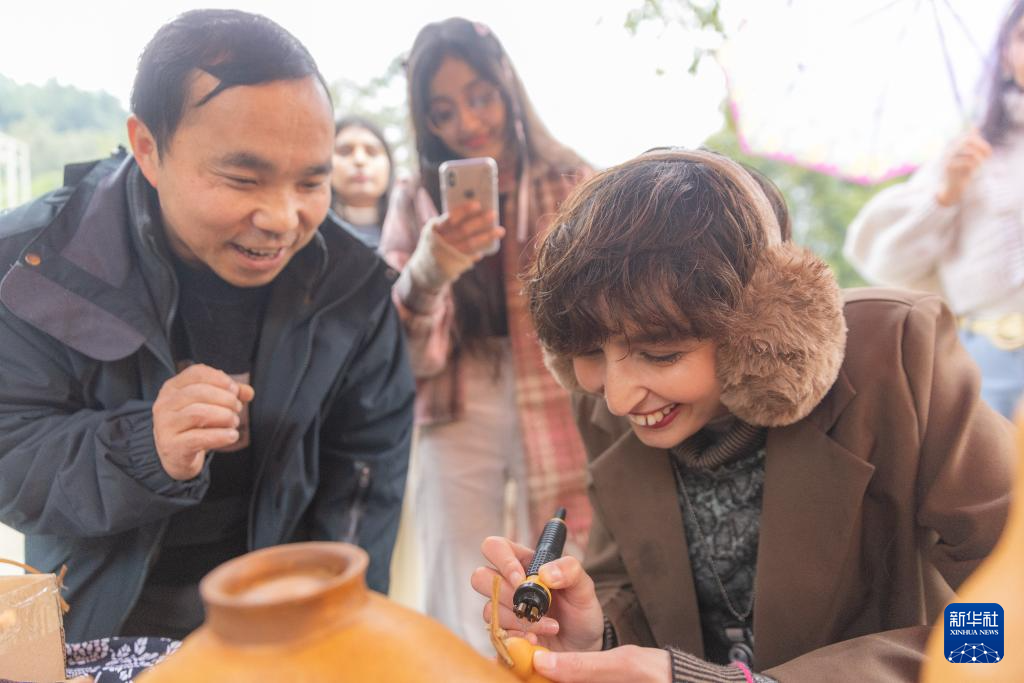 В Чунцине иностранные студенты познакомились с народными нравами и обычаями, прочувствовав на себе китайский Новый год