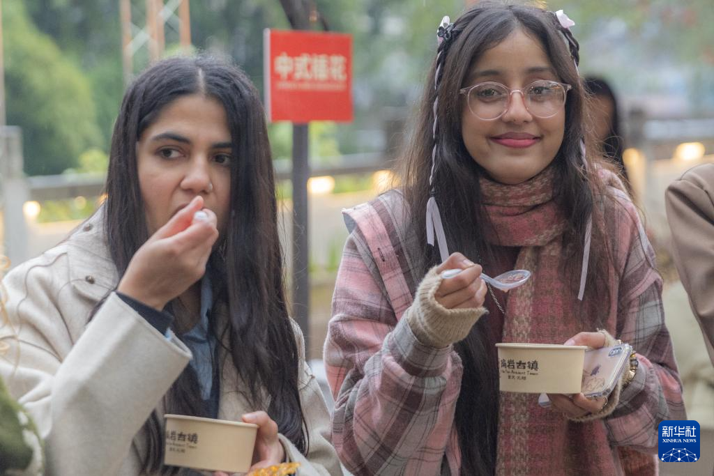 В Чунцине иностранные студенты познакомились с народными нравами и обычаями, прочувствовав на себе китайский Новый год