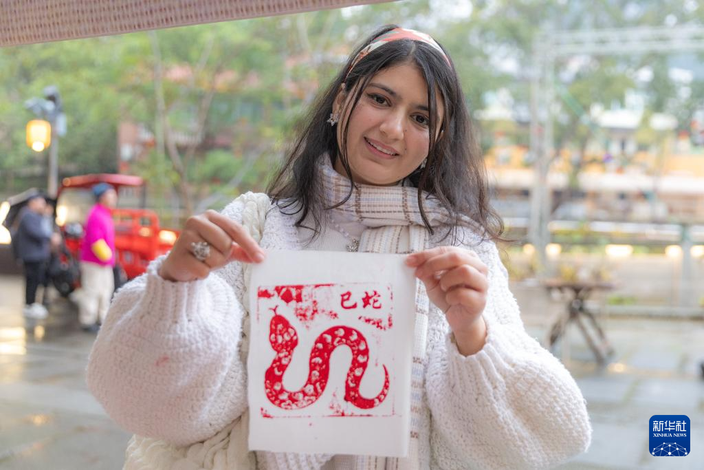 В Чунцине иностранные студенты познакомились с народными нравами и обычаями, прочувствовав на себе китайский Новый год