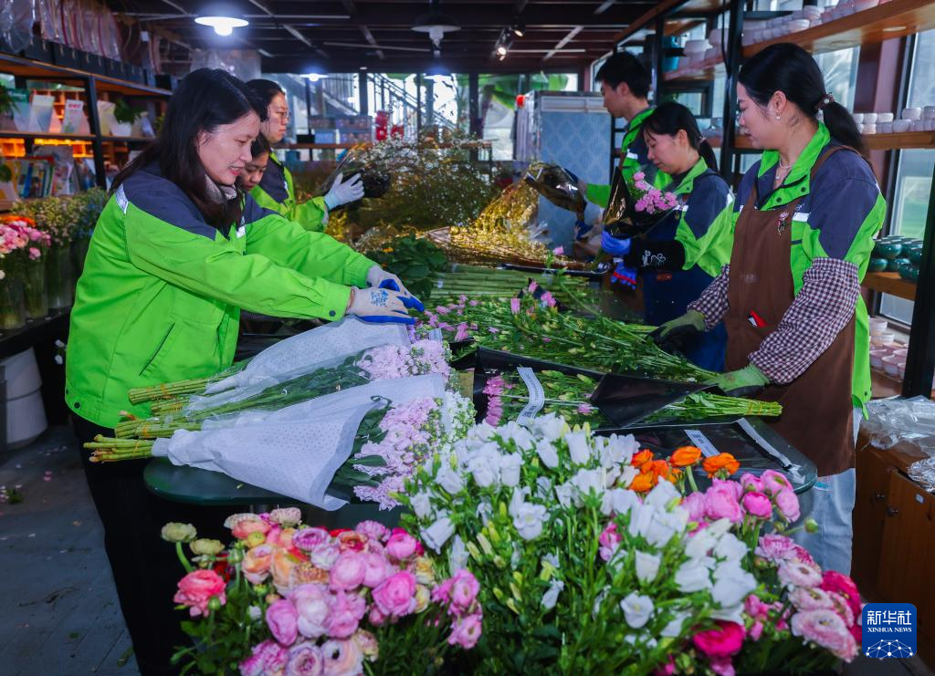 Очаровывающая сельская местность встречает весну «цветочной экономики»