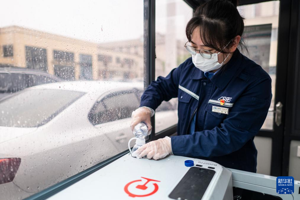 11 апреля, на вокзале Ханькоу в городе Ухань провинции Хубэй, сотрудник добавляет в контейнер для перевозки животных чистую питьевую воду.