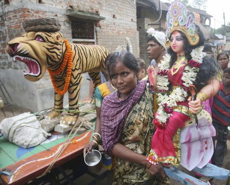 Se celebra la fiesta 'Jhapan' en India con las serpientes venenosas2