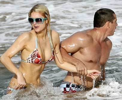 Hilton nadaba con bikini en la Navidad con su novio