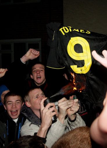 Aficionados del Liverpool queman camisetas de Torres