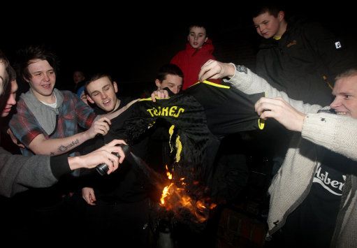 Aficionados del Liverpool queman camisetas de Torres