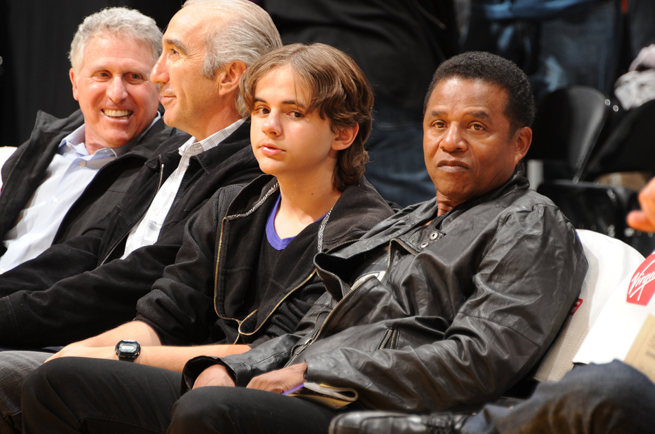 El hijo de Michael Jackson ve el partido de Lakers