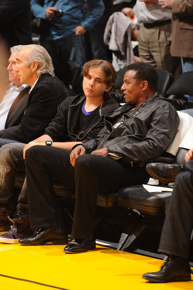 El hijo de Michael Jackson ve el partido de Lakers