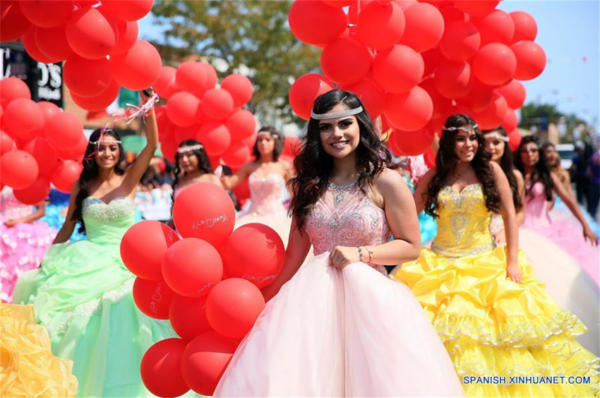 Un desfile previo al Día de la Independencia de México en Chicago