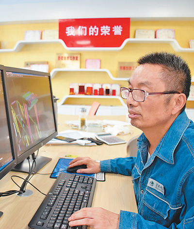 Xu Qijin, subjefe del equipo de trabajo de líneas de la empresa de suministro de energía SGCC de Suzhou en la provincia de Anhui  