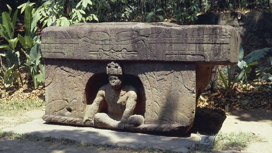Existen más de 20 esculturas olmecas, incluyendo tres cabezas de 20 toneladas, en La Venta . 