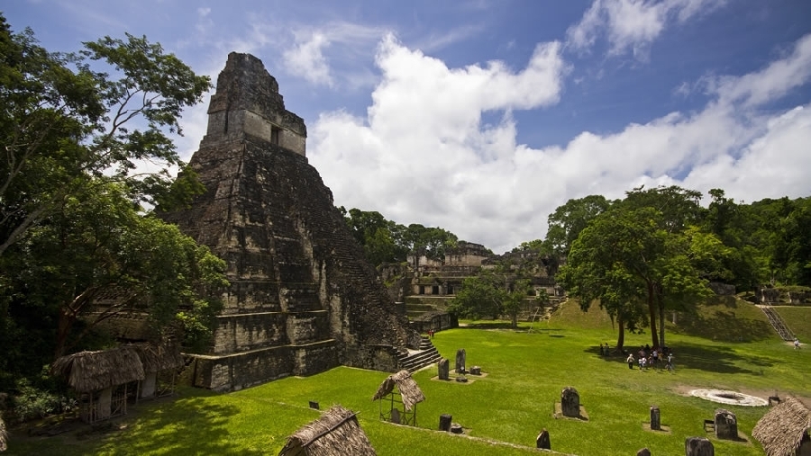 Las construcciones de la civilización maya se observan en el sitio arqueológico Tikal ubicado en Petén, Guatemala.