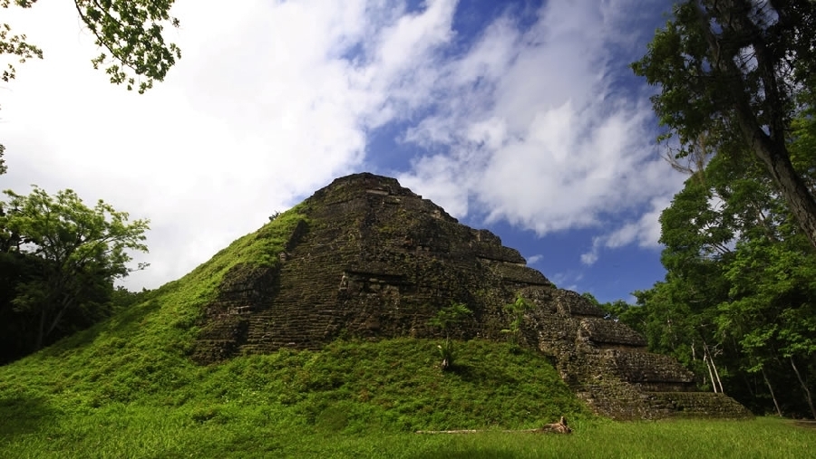 Las pirámides de Tikal se construyeron probablemente entre el 250 y 900 a.C. y están ubicadas con la posición del sol.