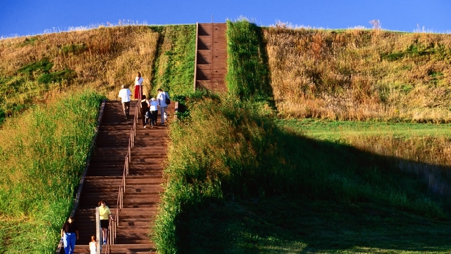 Cahokia Mounds en Collinsville, Illinois en Estados Unidos es un conjunto de montículos de tierra construidos hace 1,000 años.