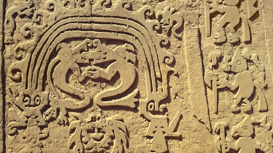 Un detalle en bajo relieve del Templo de la Huaca del Dragón en Chan Chan . 