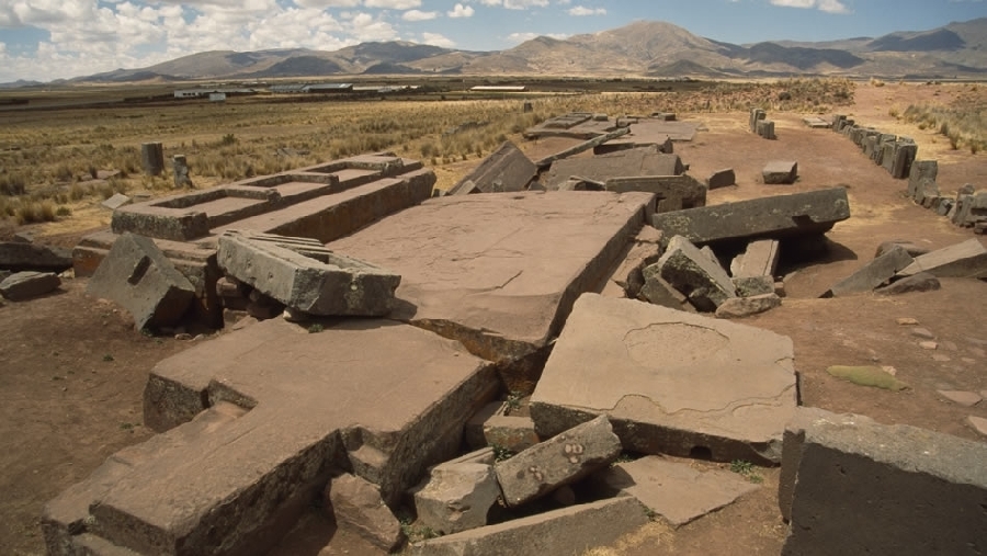 El sitio arqueológico de Tiwanaku fue construido a 13,000 pies por encima del mar en el Altiplano de los Andes bolivianos.