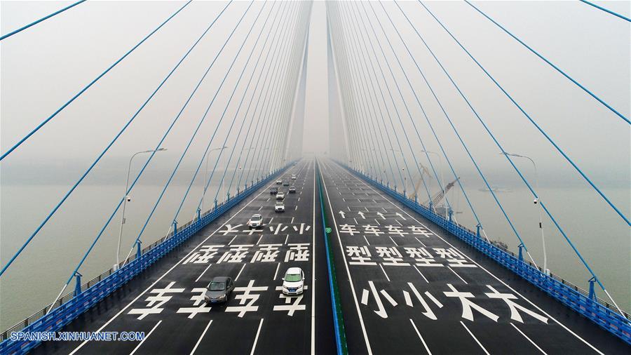 El puente sobre el río Yangtse de Zhuankou, el más ancho que cruza este cauce, se abrió hoy jueves al tráfico.