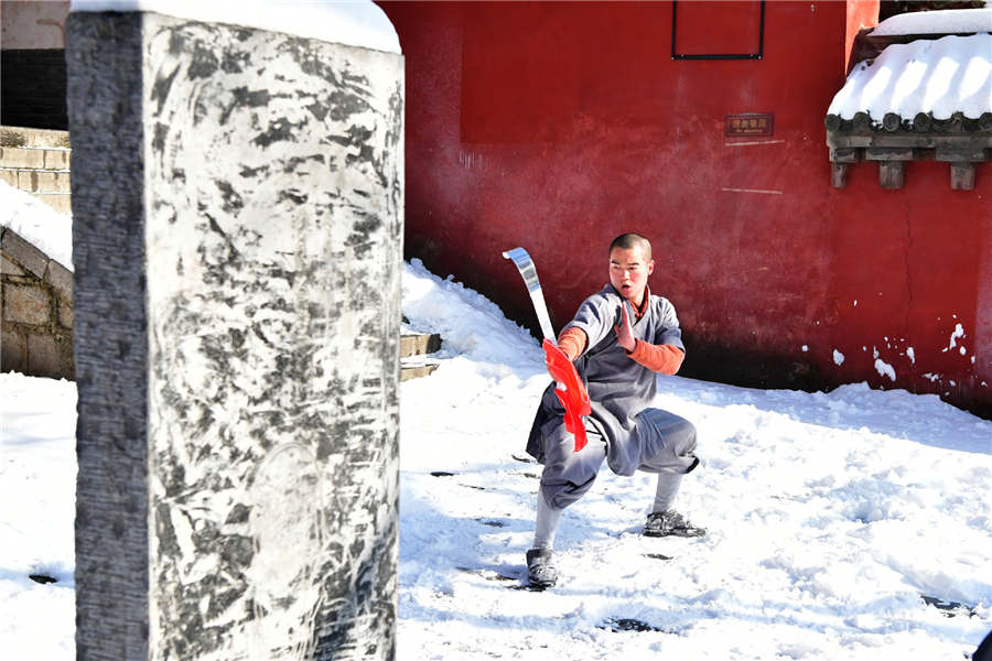 Monjes De Shaolin Practican Kung Fu En La Nieve Spanish China Org Cn