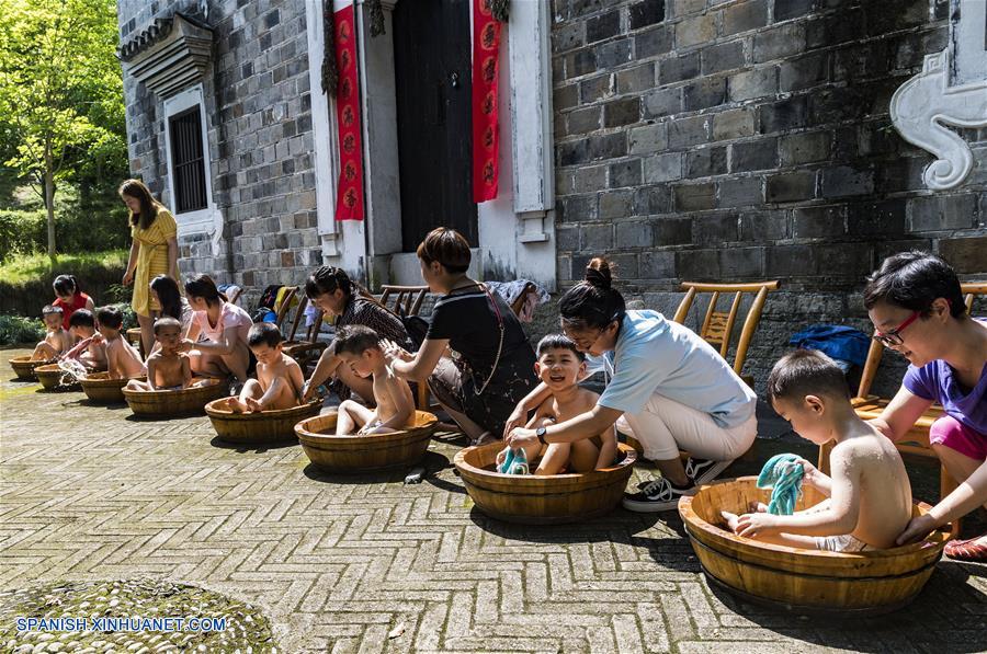 CHINA-HUBEI-FESTIVAL DE BOTES DE DRAGON