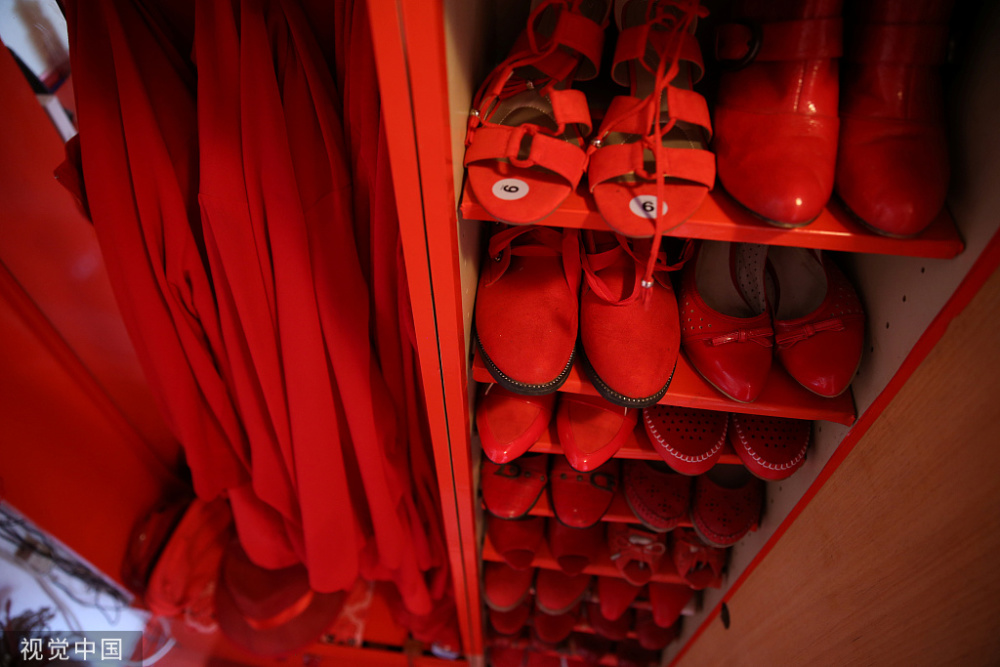 Descúbrete con nosotros la casa roja de una mujer de Bosnia y