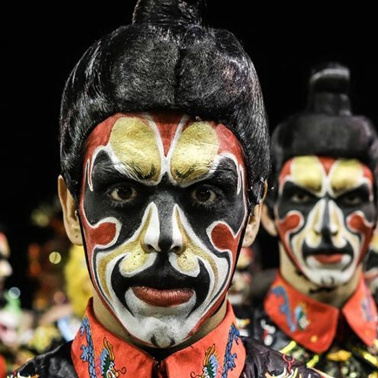 Ovacionan en carnaval de Brasil a desfile en homenaje a