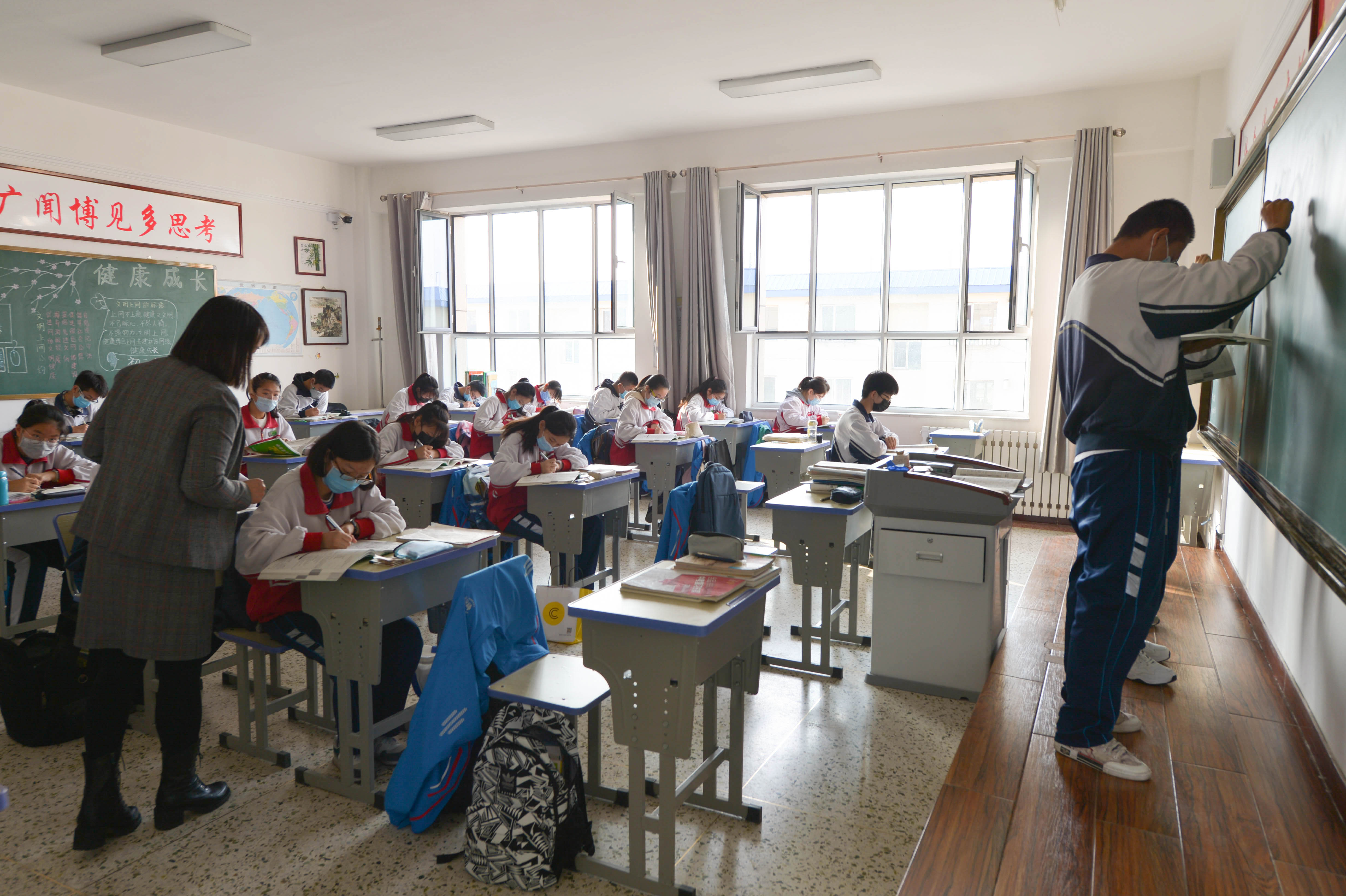 Comienzan a reabrir escuelas chinas bajo estrictas medidas de