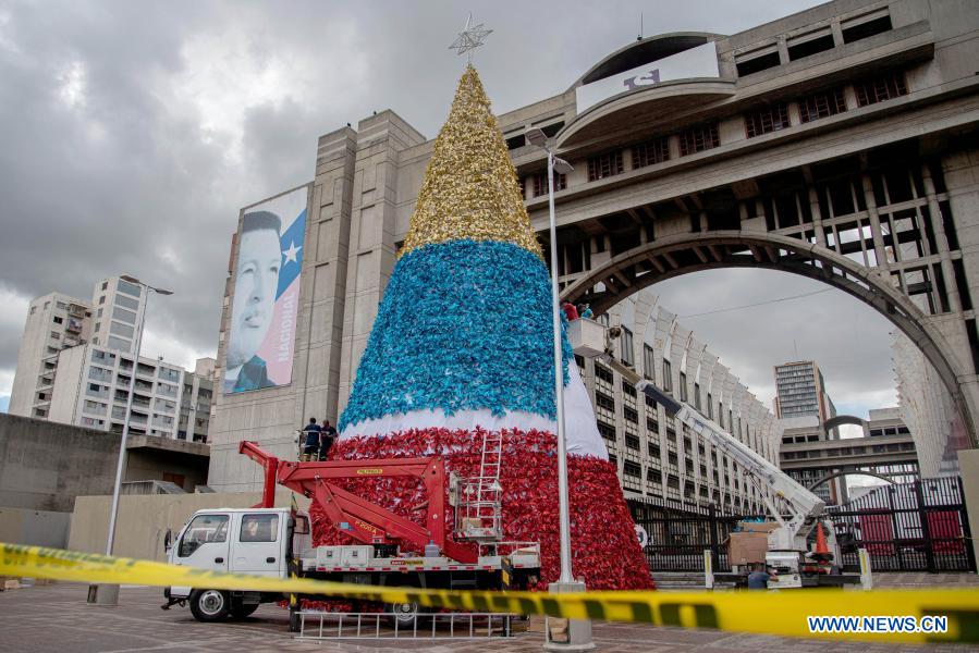 Adornan árbol de Navidad en centro de Caracas, Venezuela_Spanish.china