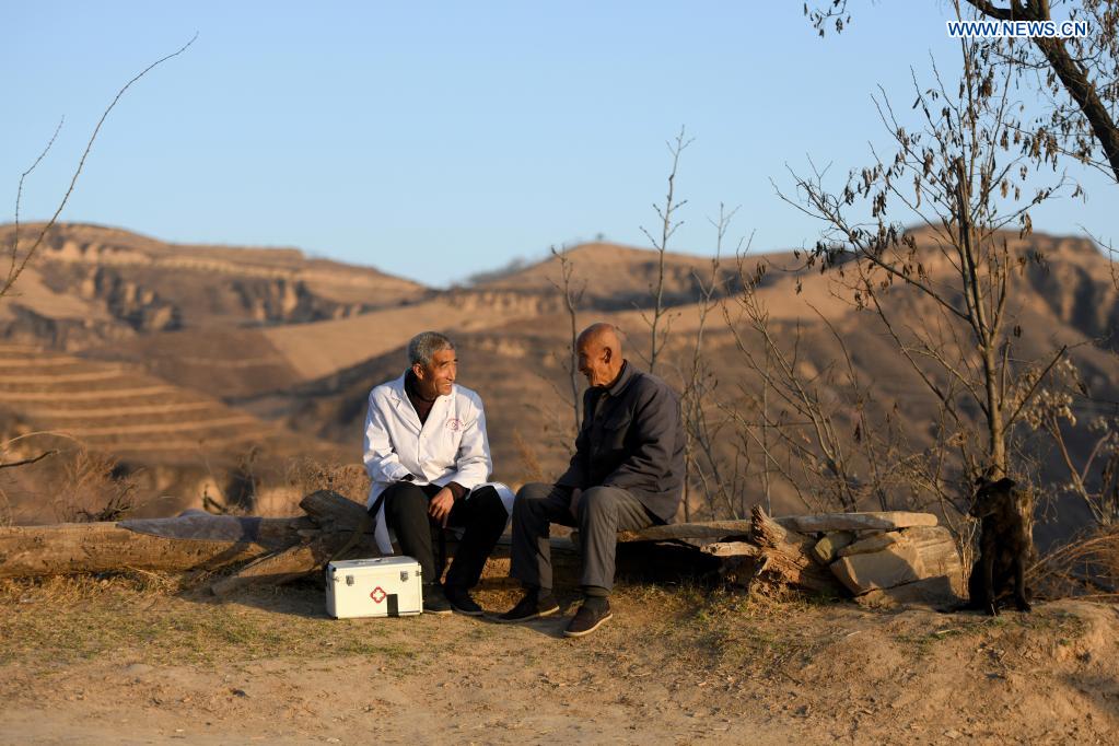 Doctor Con Una Sola Mano Sacrifica Su Jubilaci N Para Servir En Shanxi