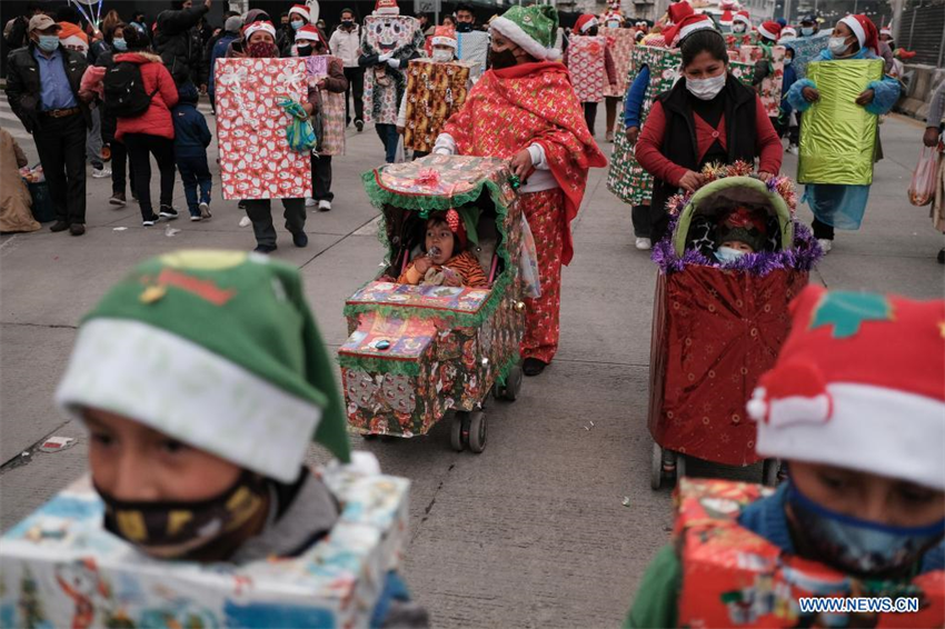 Desfile navideño en La Paz,