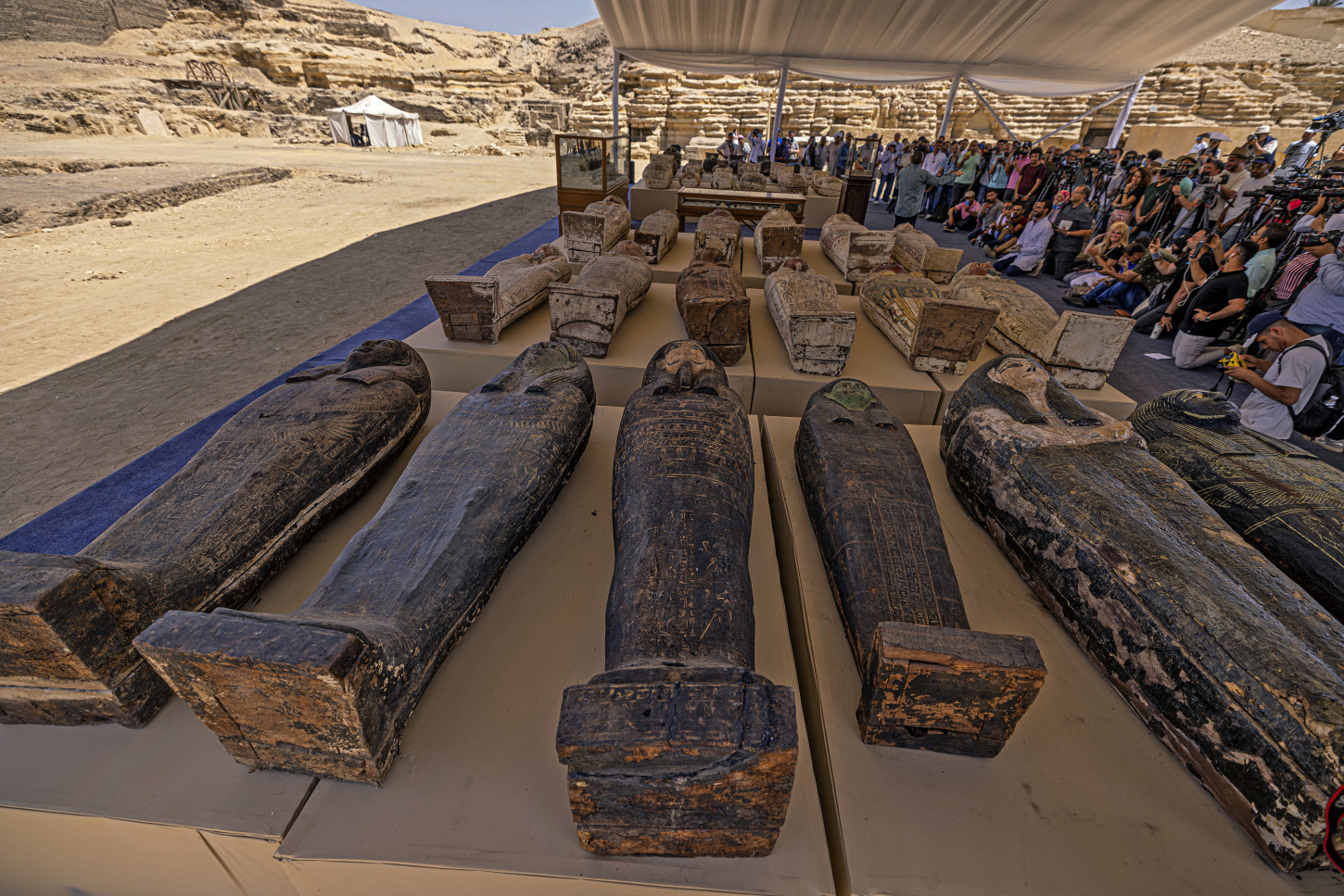 Arqueólogos Descubren Cientos De Sarcófagos Y Estatuas En Una