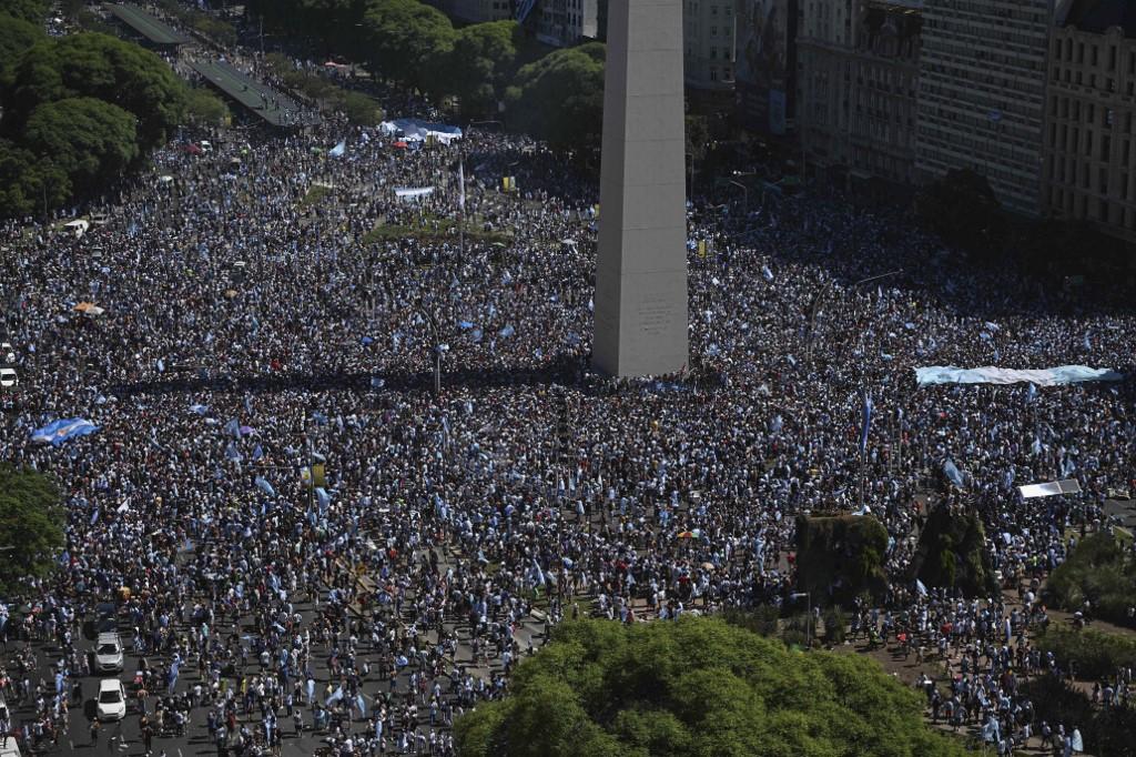 Una marea humana desbordó la ciudad de Buenos Aires, con cientos de miles de personas exultantes, envueltas en la bandera albiceleste, que colmaron las calles mucho más allá del tradicional Obelisco, en la muy amplia avenida 9 de Julio.