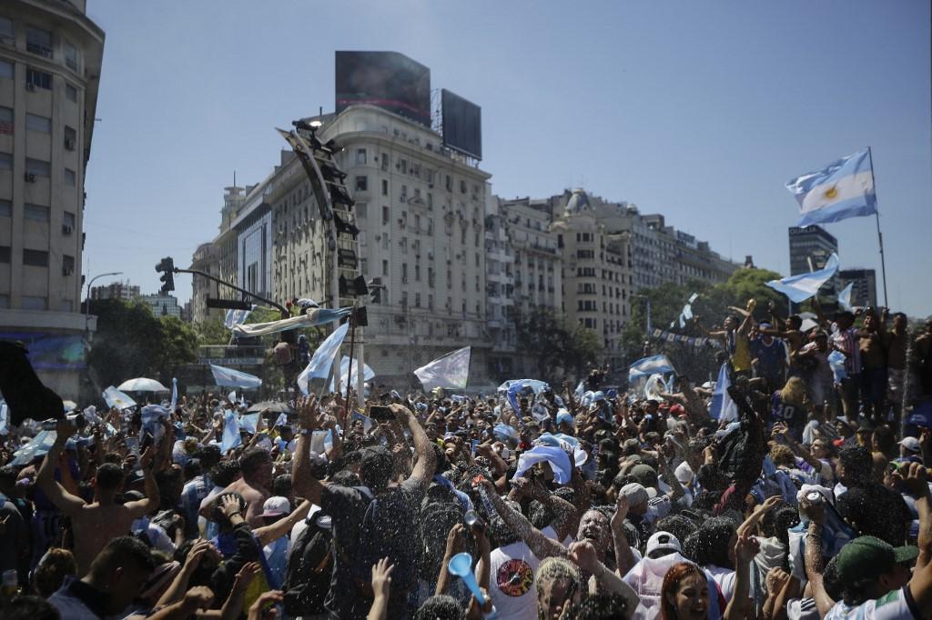 Las calles de Buenos Aires se llevaron de camisetas albicelestes